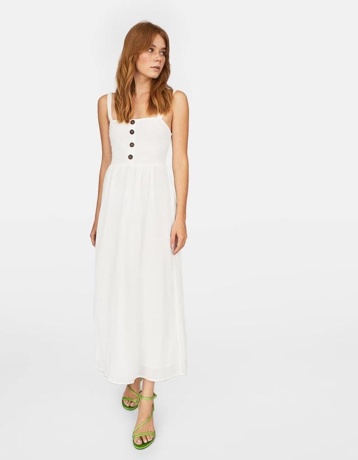 No vas a encontrar un vestido más sencillo que este: se lo juega todo a un cuerpo ajustado con gomas y una hiera de botones. Nos encanta (Stradivarius, 25,99 euros).