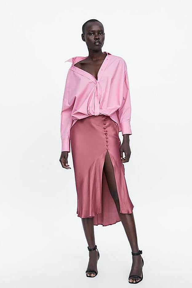 La falda satinada de Zara que le hace la competencia a la de Paula Ordovás.