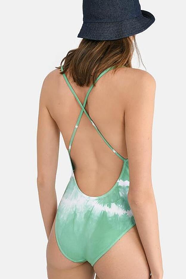 Bañador tie dye con espalda cruzada de Brownie. (59,90 euros).