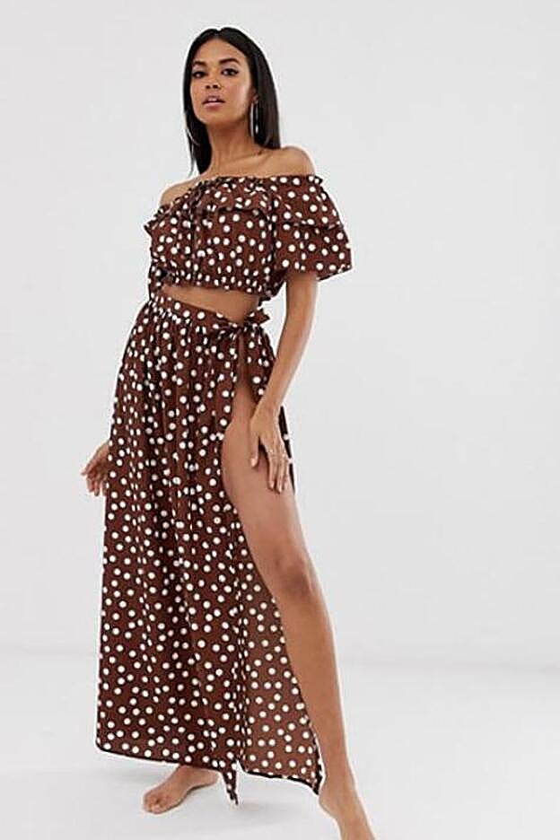 Top de playa con escote Bardot con volantes y estampado de lunares (25,99 euros) y falda de playa con cintura anudada a juego (32,99 euros).
