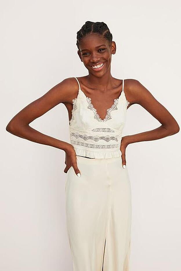 Cuenta con escote en pico súper favorecedor y tirantes finos regulables.