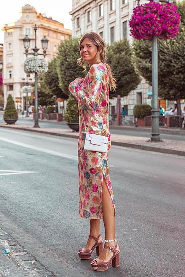 La influencer lleva un vestido de Zara de largo midi, con aberturas laterales, de lentejuelas y estampado de flores que es perfecto para llevar a una boda de verano.