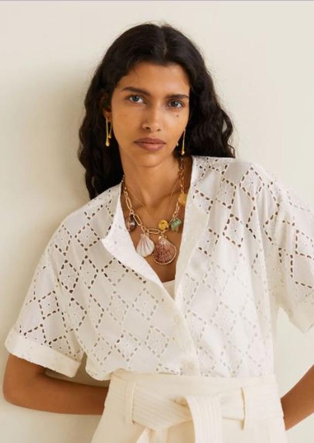 Una camisa blanca es un básico que no puede faltar en tu armario. Este modelo calado es ideal y costaba 39,99 euros y ahora la puedes encontrar por 29,99.