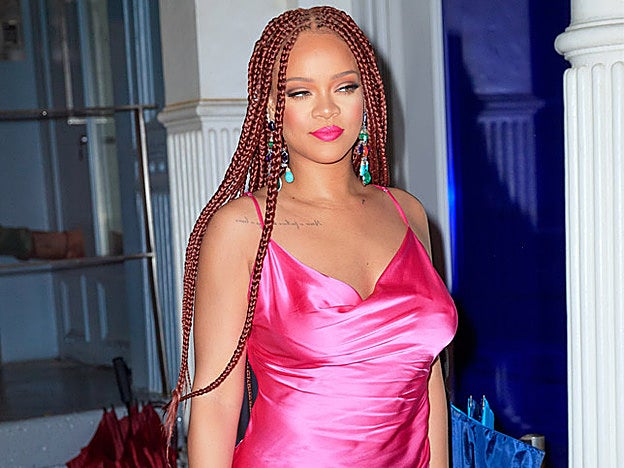 Rihanna está así de sexy con su nuevo cambio de look capilar.