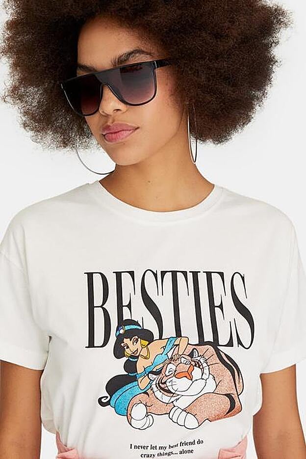 Camiseta de Stardivarius (15,99 euros).