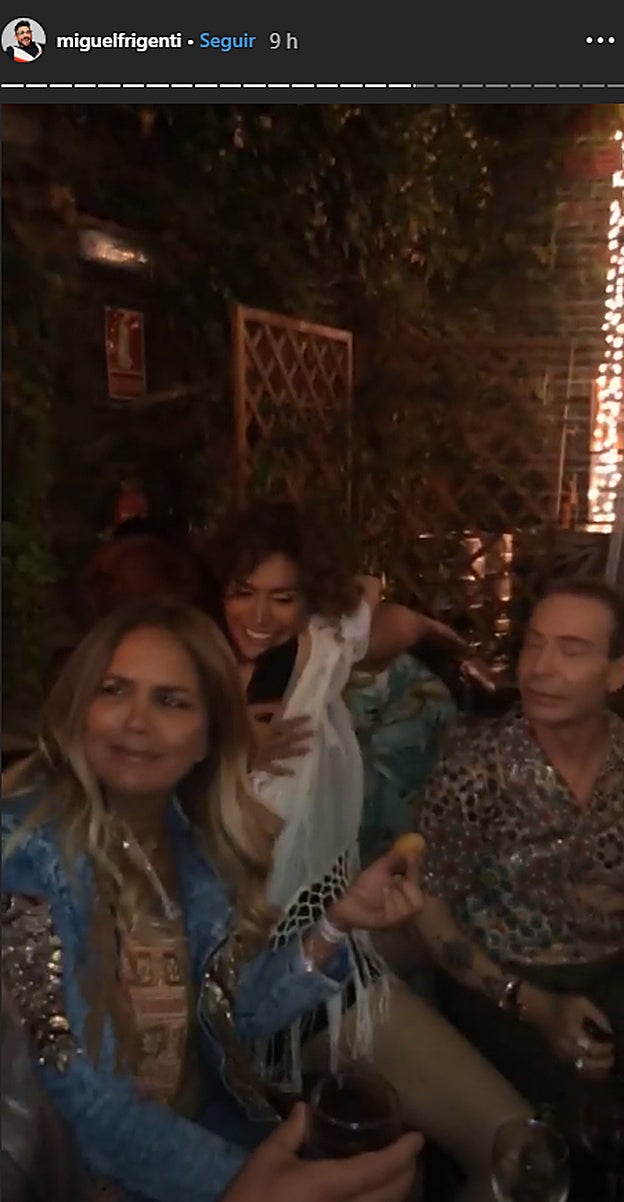 Yurena es recibe a Miriam entre abrazos y besos, mientras que el resto de sus compañeros siguen con la fiesta.