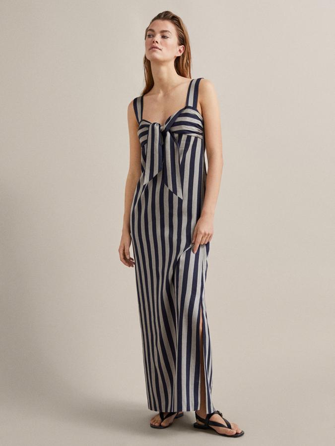 De rayas azul marino, con una lazada en el escote, de Massimo Dutti (89,95 euros).