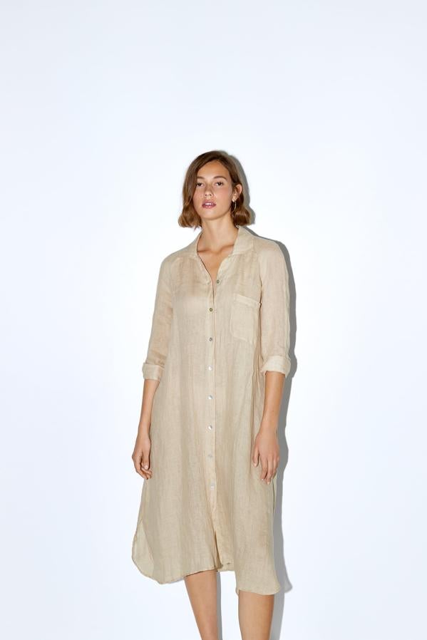 Camisero ligero, de los que igual te sirven para ir a trabajar que para ir a la playa. Es de Zara (39,95 euros).