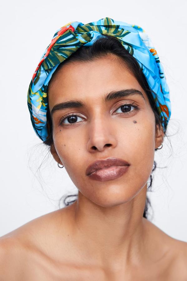 ¿Quieres estar cómoda en la playa y además ir estilosa? Apuesta por un turbante de colores, como este de Zara (7,95 euros).