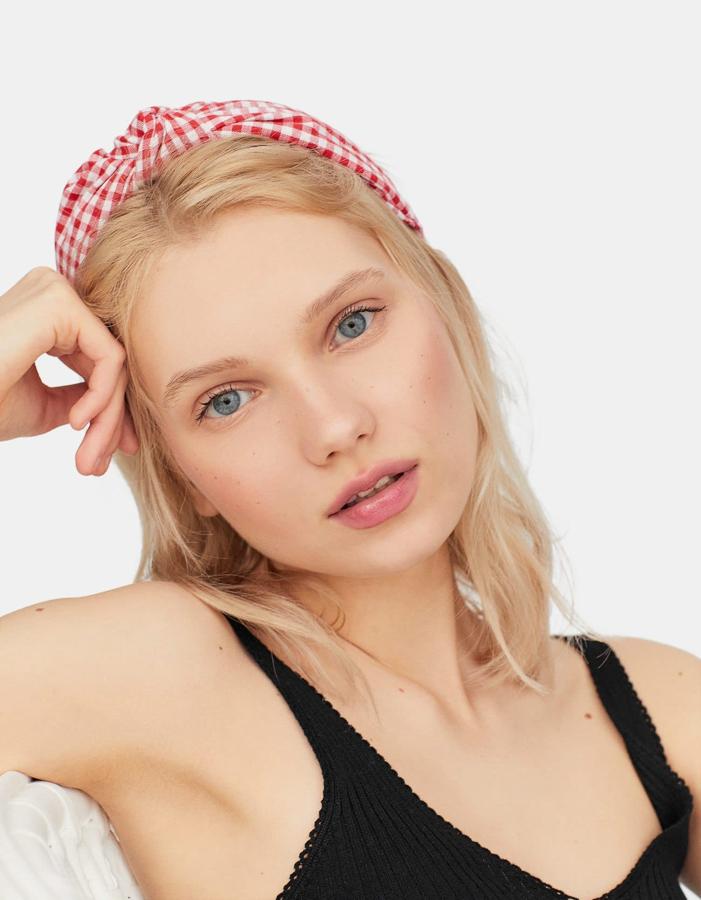 Las diademas son un must este verano. Y esta de tela con cuadritos Vichy de Stradivarius nos ha enamorado (5,99 euros).