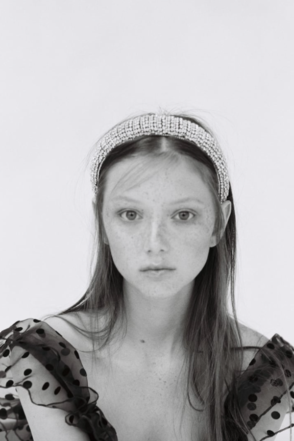 Esta diadema de Zara nos ha dado mucho juego. Es preciosa, te sirve como tocado para cualquier boda de noche y está inspirada en una propuesta de Prada. ¿Se pede pedir más? Por 17,95 euros.