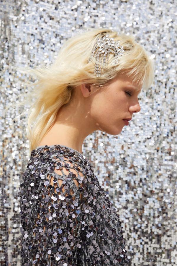 Para las noches de fiesta o las bodas de tarde, también hay pasadores más especiales. Este de Zara es divino y llamará la atención allá por donde vayas (15,95 euros).