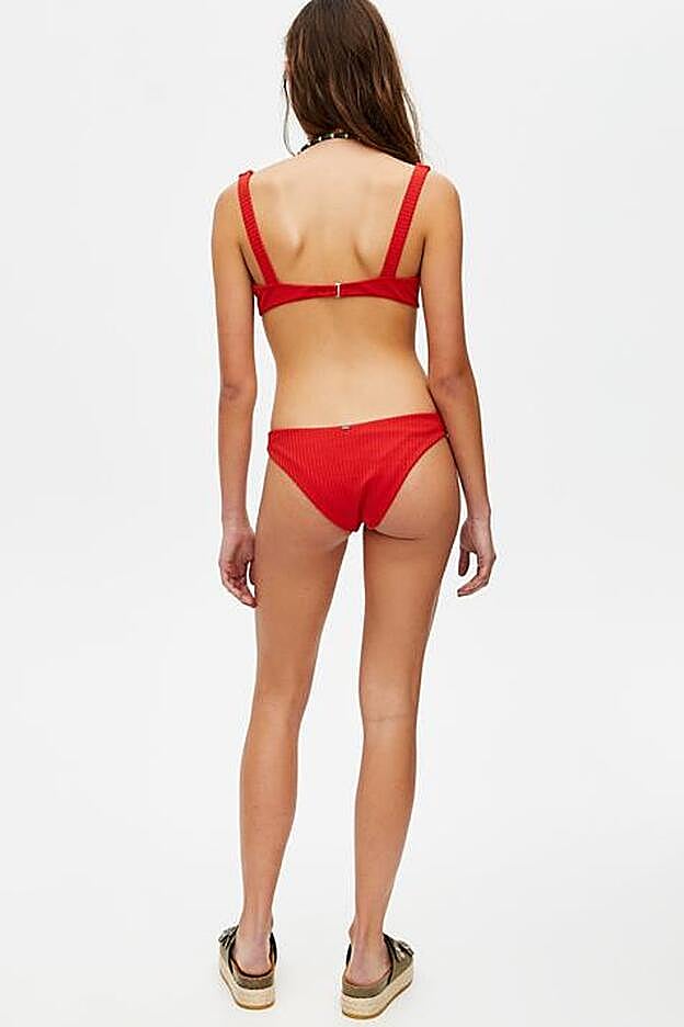 Braguita clásica de Pull&Bear. (9,99 euros). Agotada en la página web. Disponible en color negro.