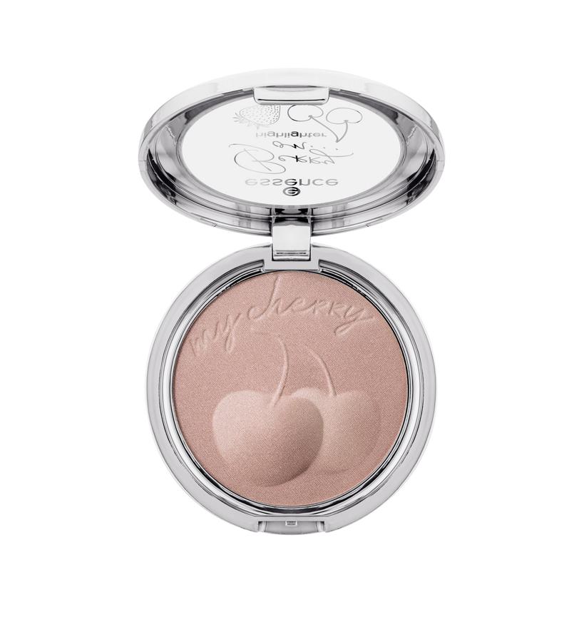 Simula esa piel joven de tu hija con un truco infalible. Pon un poco de brillo en esas zonas estratégicas del rostro para conseguir un aspecto de piel reluciente.  Iluminador de Essence  (4,89 €).