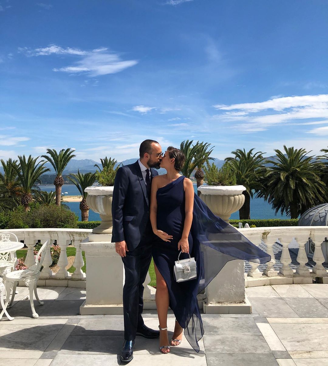 Laura Escanes ha escogido un diseño midi asimétrico con capa de tul que le ha hecho a medida el diseñador Ze García. Como complementos, la catalana ha elegido el color plateado en un bolso de Roger Vivier y unas sandalias de pulsera de Manolo Blahnik. La influencer, que va a ser mamá en unos meses, acaricia su avanzada barriguita en compañía de su marido Risto Mejide.