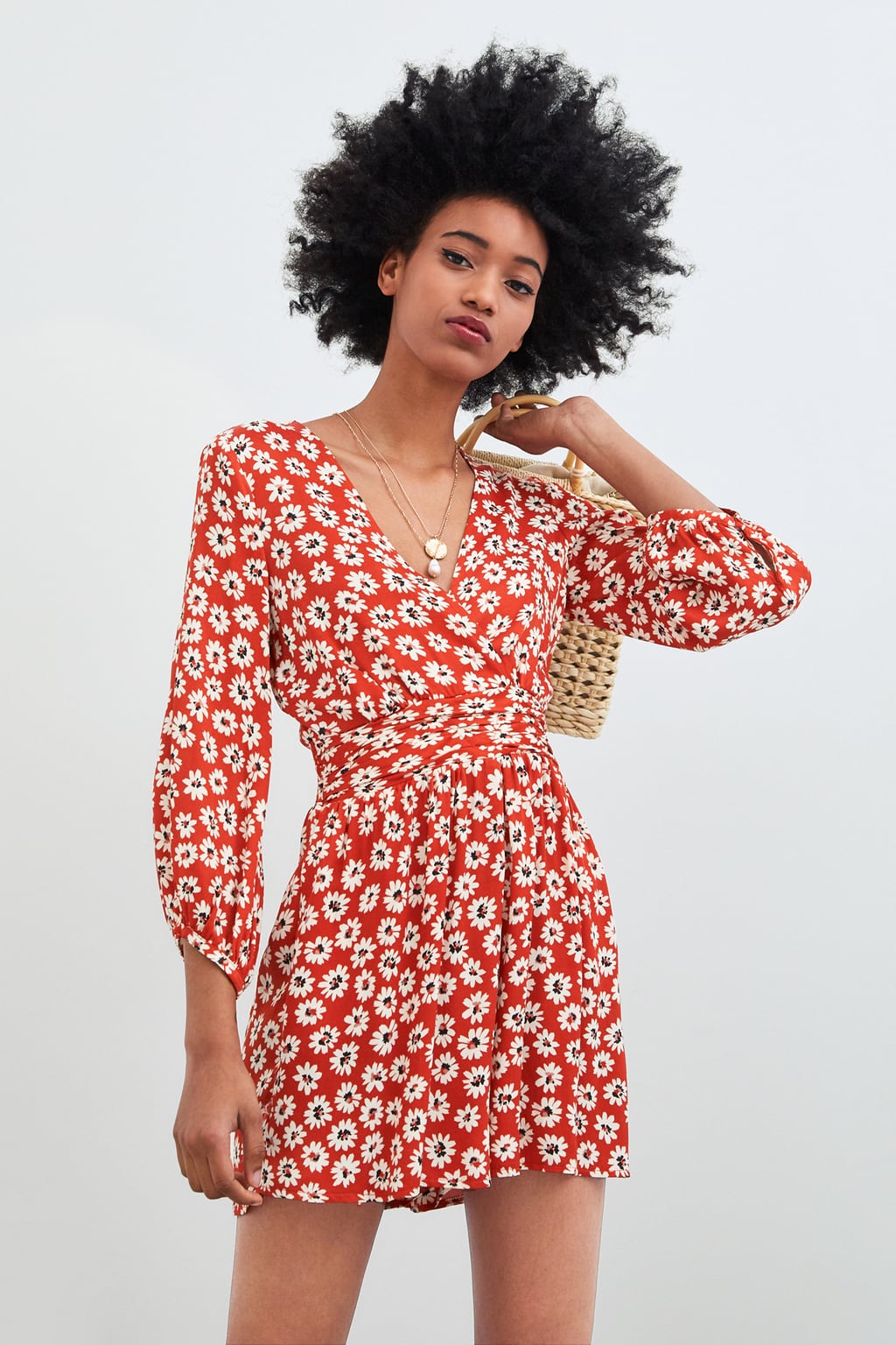 Mono tipo vestido corto de Zara con estampado floral y manga larga: 29,95 euros.