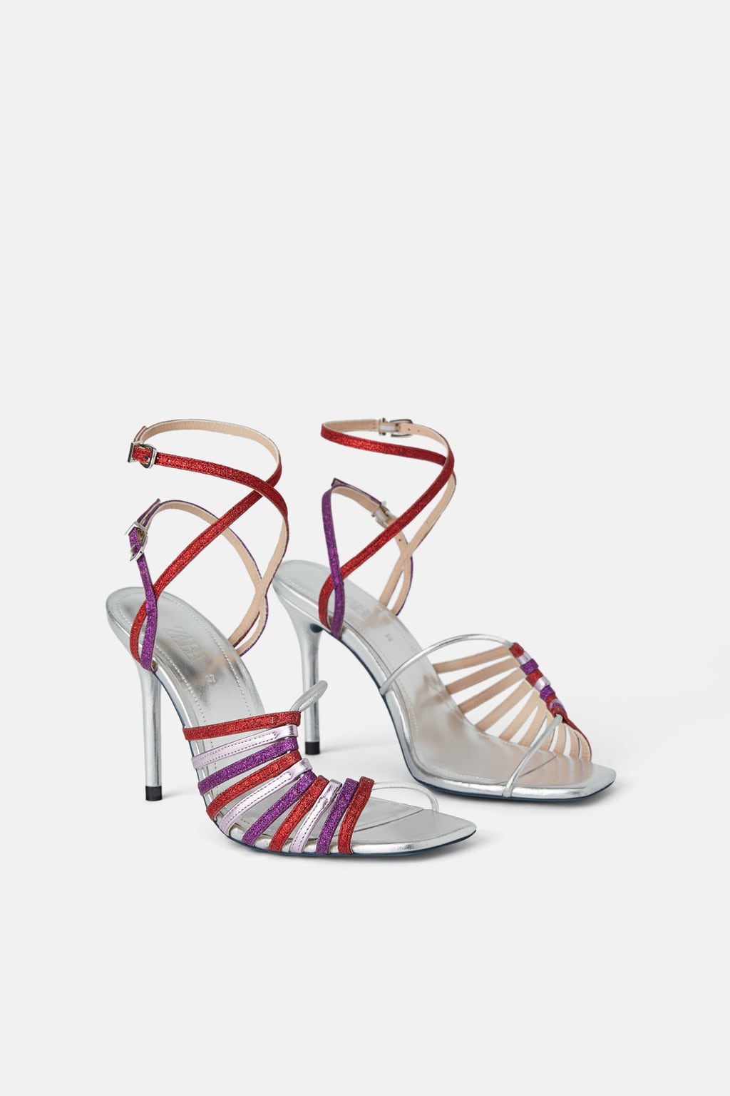Sandalias de tacón con tiras de purpurina: 69,95 euros en Zara.