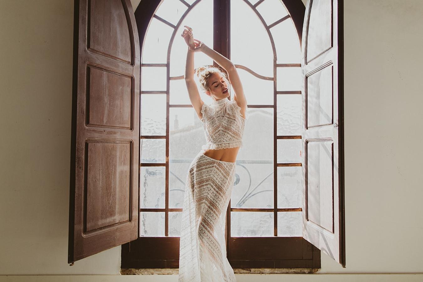 ¿Puede ser más sexy y bohemio este dos piezas de top y falda con transparencias de Immacle? ¡Nos encanta!