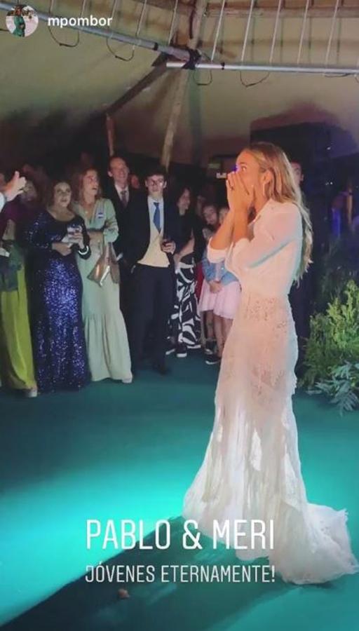 María Pombo eligió para la fiesta de su boda un vestido de inspiración bohemia con toques 'gipsy' de Yolancris, que combinó con una blusa blanca anudada, creando un efecto dos piezas de lo más inspirador.