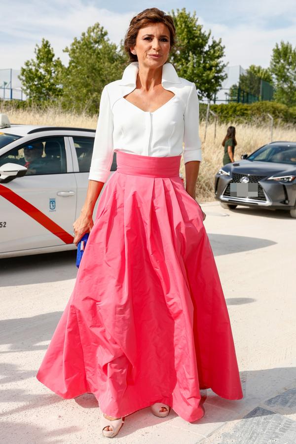 Gema López apostó por un conjunto dos piezas con cuerpo blanco con original escote y maxi falda fucsia en la boda de Belén Esteban.