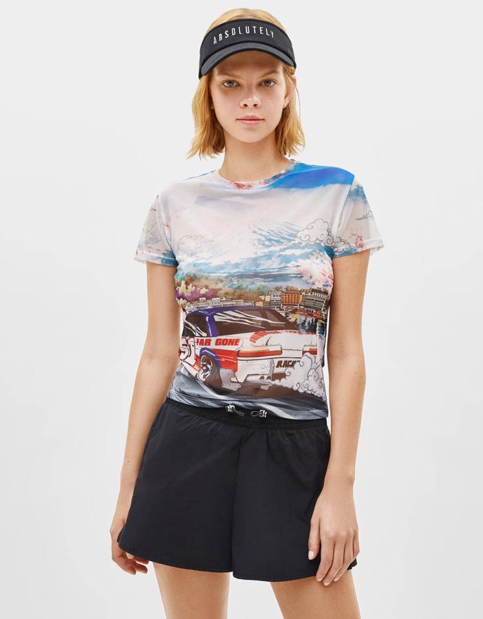 Short de nylon con cordón (9,99 euros) y camiseta de tul con estampado de coche (12,99 euros).