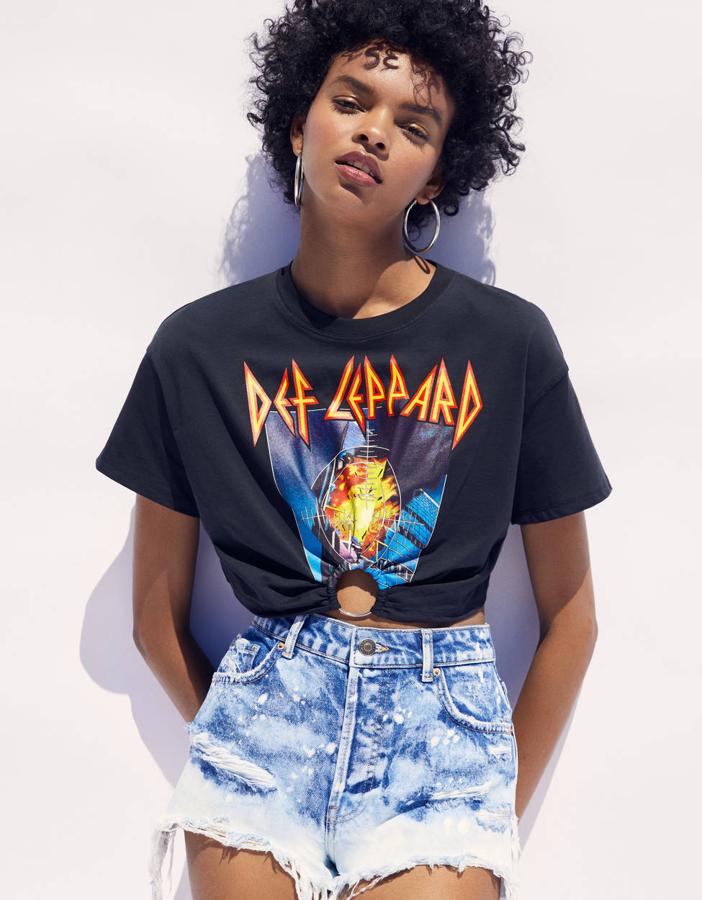 Camiseta estampada del grupo Del Leppard con el adorno de una hebilla (15,99 euros) y short en denim con efecto desgastado (25,99 euros).