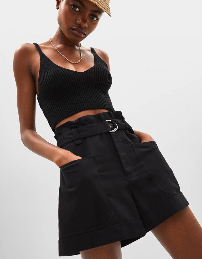 Short anchos con lazada (17,99 euros) y camiseta de canalé de tirantes (9,99 euros).