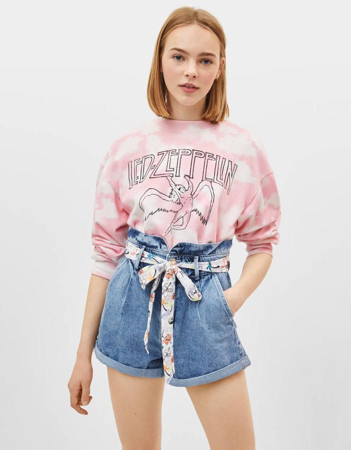 Short con la cintura alta y pañuelo. Lleva el tiro alto, bolsillos y el bajo acabado con vuelta (25,99 euros). La sudadera tie dye lleva un logo de Led Zeppelin estampado en la parte delantera, cuello redondo y acabados elásticos en rib (19,99 euros).