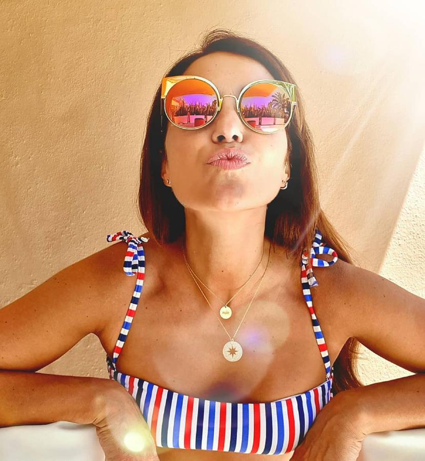 Paula Echevarría  arrancó el verano con este bikini de rayas  que sin duda se ha convertido en uno de los favoritos de la colección de Calzedonia. Este modelo de rayas ya se ha hecho viral por su estampado de colores navy.