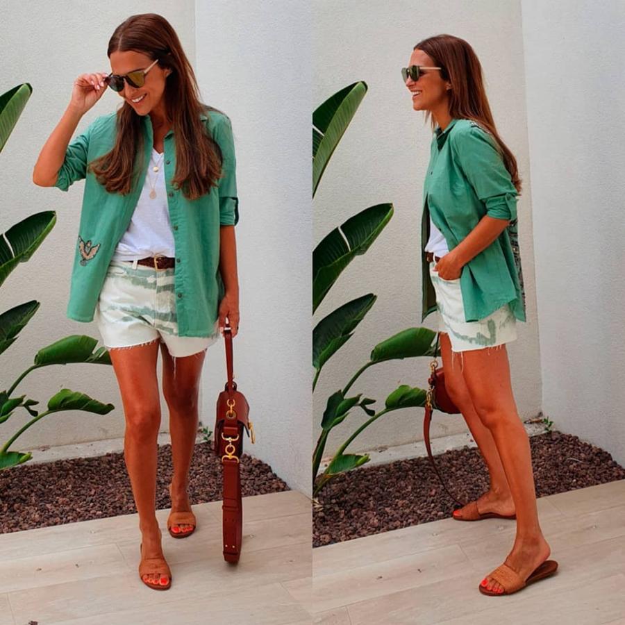 Nos ha encantado esta forma de dar vida a un look básico con una camisa abierta. Paula Echevarría conjuntó estos shorts de Zara y camiseta básica de Stradivarius con una camisa verde de Fetiche Suances.