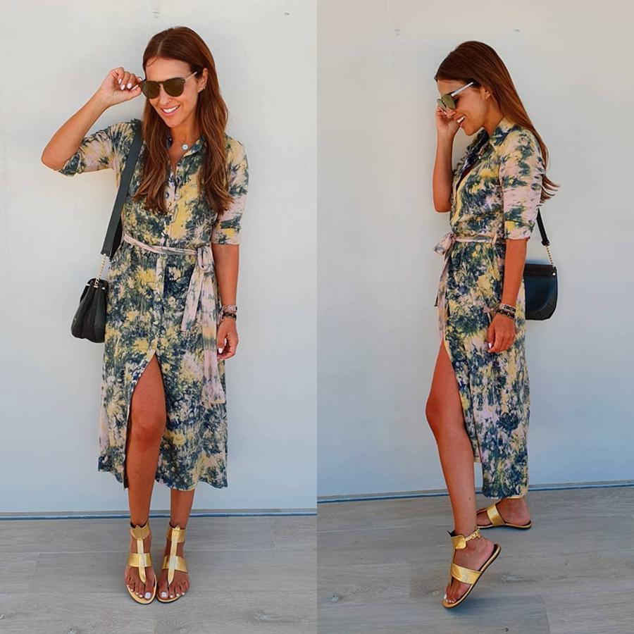 Muchos de los looks de Paula Echevarría del verano están protagonizados por las sandalias de  su propia colección para MÁS34 . En este caso utilizó el modelo dorado que combinó con un vestido de estilo camisero de flores de Maila.