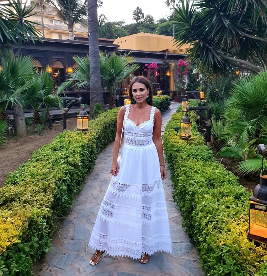 ¿Existe look más ibicenco? Nos ha encantado este vestido blanco de Charo Ruiz que ha llevado Paula Echevarría en Ibiza.