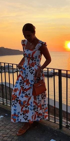 Para disfrutar de  una puesta de sol juntos Miguel Torres , Paula Echevarría escogió este vestido de Dolores Promesas que conjuntó con unas sandalias de rebajas de Mango.