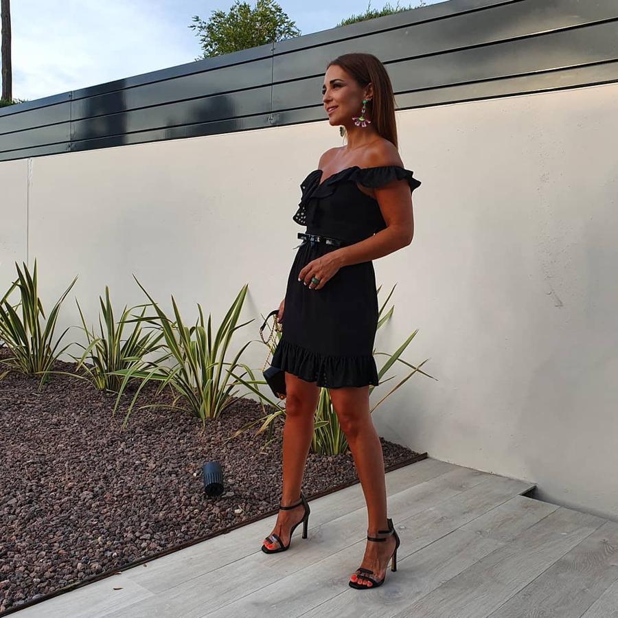 El LBD (little black dress) nunca falla y Paula Echevarría lo ha demostrado. Escogió este modelo con los hombros al aire para una noche de verano de Dolores Promesas que conjuntó con sandalias de Lodi y joyas de Tous.