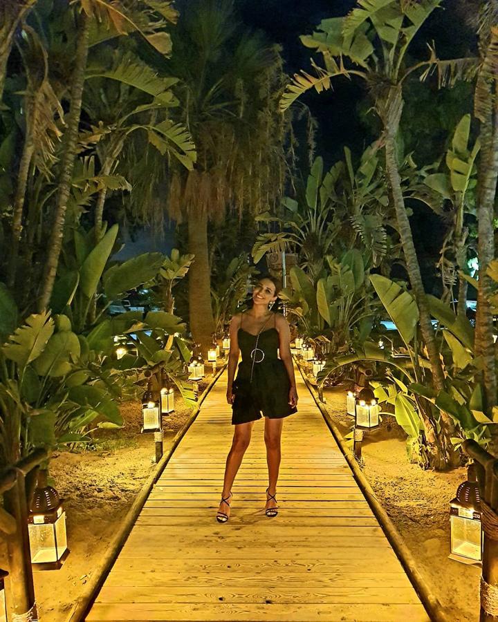 Paula Echevarría también se ha hecho con  uno de los vestidos favoritos de las influencers . Este negro de Zara con volantes asimétricos en la falda.