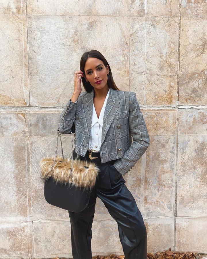 Con este look, Rocío Osorno confirmó la tendencia de las americanas cortas. Escogió ese  modelo de cuadros de Zara  que combinó con pantalones efecto cuero.