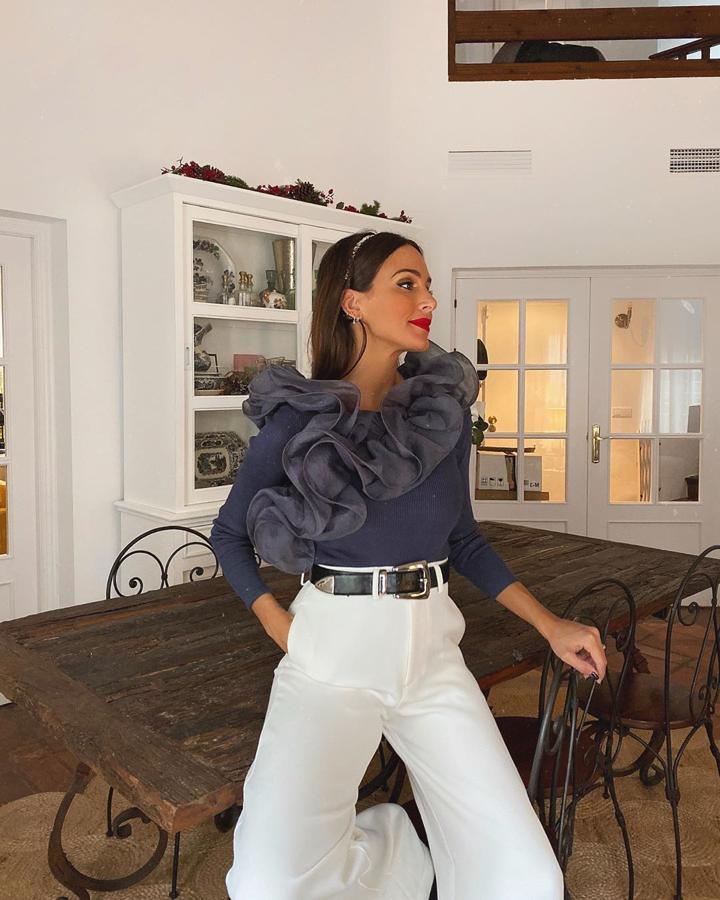 Este jersey con volantes de Zara es uno de los más virales de la temporada y Rocío Osorno lo combinó con pantalón blanco.