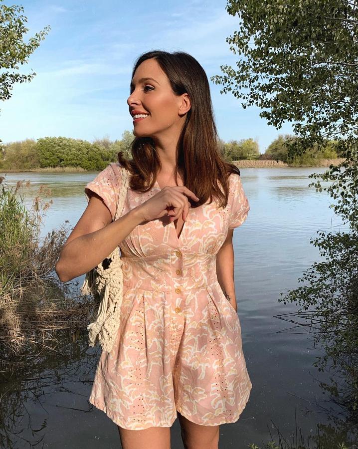 Uno de los que más nos han gustado hasta ahora es este mono de Zara, con calados en el tejido y dibujos de palmeras sobre un fondo rosa. Cuesta 29,95 euros.