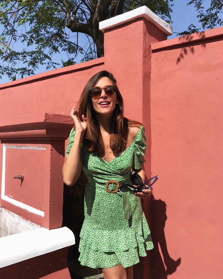 El verde le sienta muy bien y los vestidos de inspiración años 90 son tendencia y, además, fresquitos. Llega una ola de calor, ¿se te ocurre una prenda mejor para combatirlo con estilo? A Rocío Osorno, no.