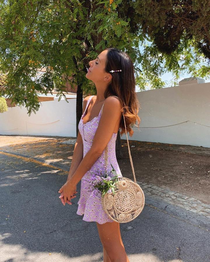 El lila ha sido uno de los collores d ela temporada y Rocío Osorno lo ha demostrado con este mini vestido de Pull&Bear.