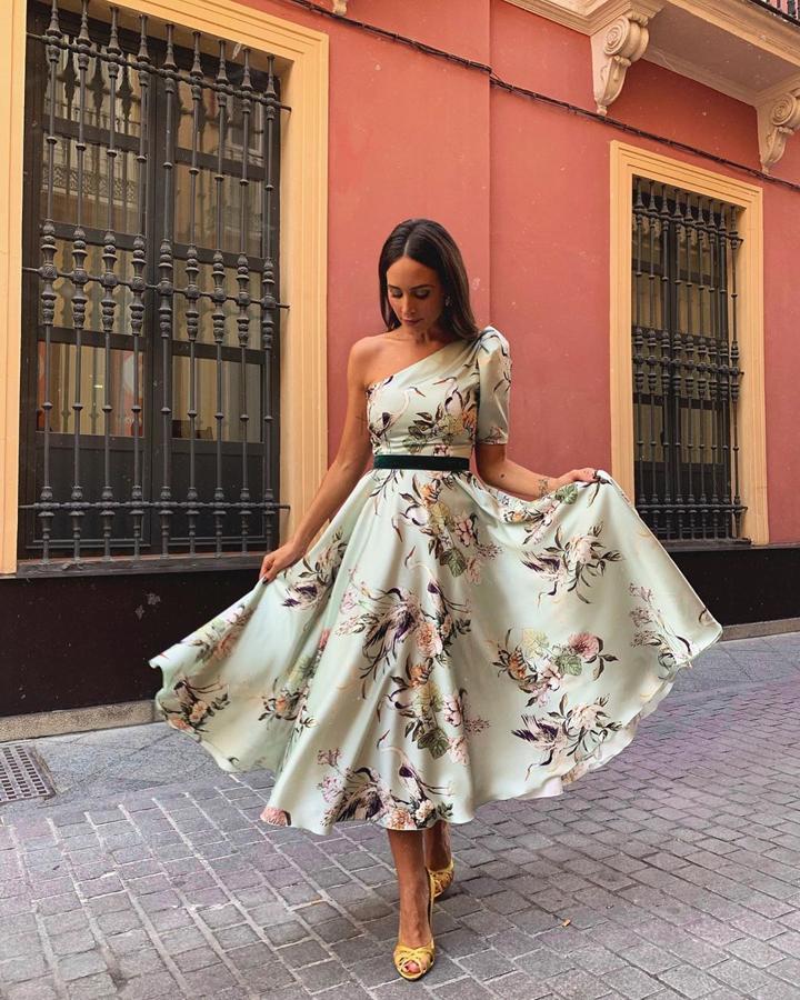 Lookazo de invitada de mañana. Este es el estilismo que escogió para el bautizo de su hijo. Un vestido diseñado por ella que combinó con sandalias amarillas.