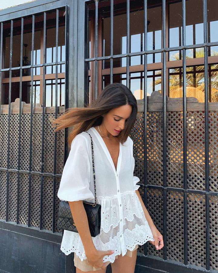 También de la firma de Inditex, esta blusa romántica queda ideal con un short,  como demuestra la influencer sevillana . Y su precio es imbatible: 25,95 euros. Ella sí que sabe sacar partido a las prendas low cost.