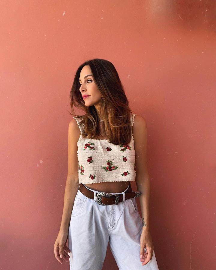 Un total look de Zara tan informal como estiloso. Los pantalones han sido un top ventas de la marca (y sientan muy bien) y el  top de crochet  nos parece una idea perfecta para los días de calor intenso que se avecinan. Todo el look no llega a los 50 euros y si esperas a rebajas, te costará aún menos.