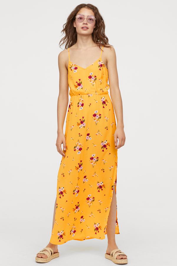 Vestido largo de crepé estampado con tirantes y aberturas en la falda de H&M (rebajado de 19.99 a 11.99 euros).