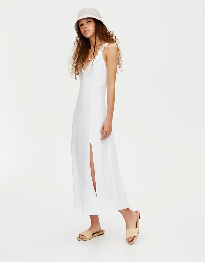 Vestido blanco ligero con tirantes y abertura en la falda  de Pull&Bear  (29.99 euros).