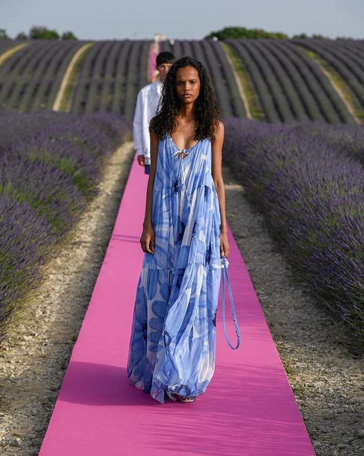 Este maxi vestido fluido con estampado de grandes flores en tonos malva, a juego con los campos de lavanda de la Provenza donde Jacquemus presentó su desfile 10º aniversario.