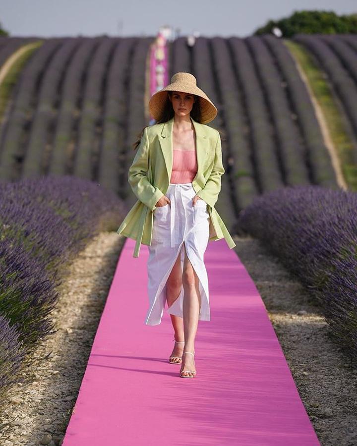 Esta falda midi blanca de inspiración safari.