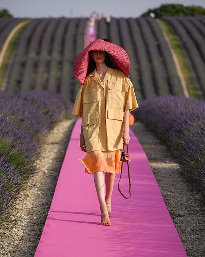 Este vestido naranja de plisado perfecto, con el que Jacquemus se acerca a Fortuny.