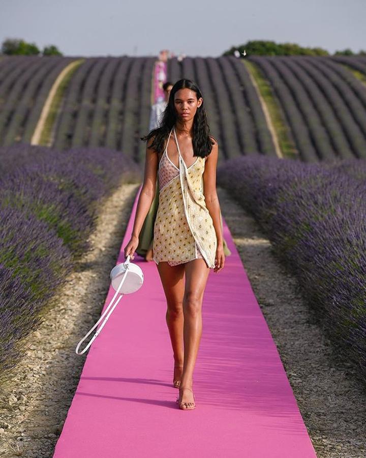 Este mini vestido desestructurado y, sobre todo, este bolso blanco redondo, llamado a ser uno de los 'it bags' con el sello de Jacquemus.