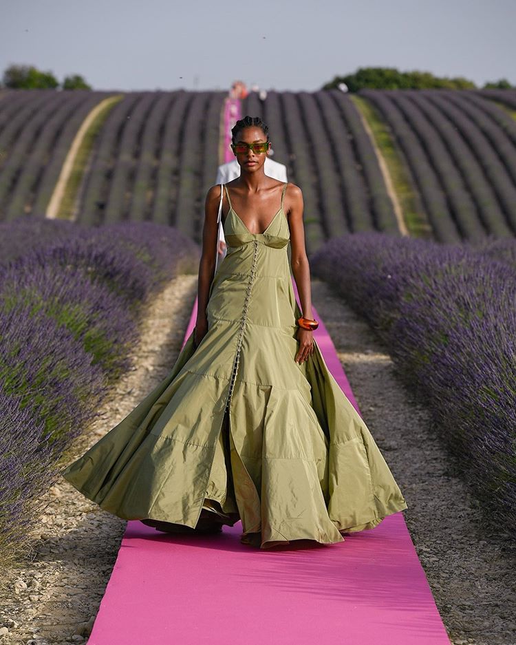 Este maxi vestido verde oliva, que va a ser nuestro favorito para las bodas del próximo otoño. ¿Habrá clon de Jacquemus en Zara?